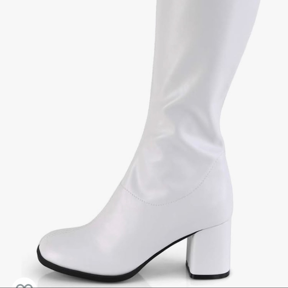 Size 7 white knee high never worn gogo boots